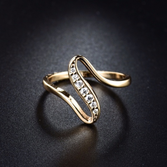 UNBRANDED Jewelry - Lady Ring  9 "S" Shape Rhinestone TRENDING JEWELRY